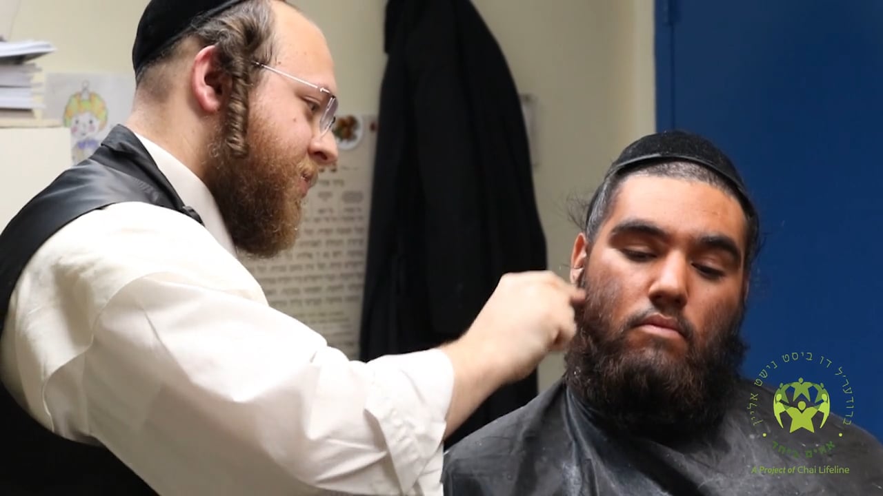 אונטער די קוליסן - ר' מיט חיים פאוועל מעיק אפ ארטיסט