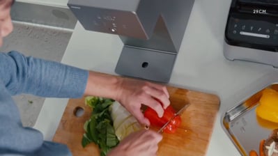 2. 배우 손현지가 ..