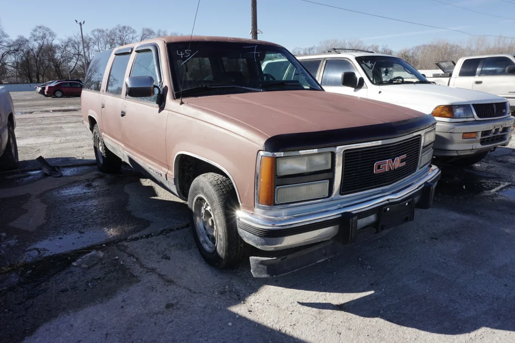 LOT 45 1993 GMC SUBURBAN VIDEO 2 Alandon Tow KCK Online Auto Auction