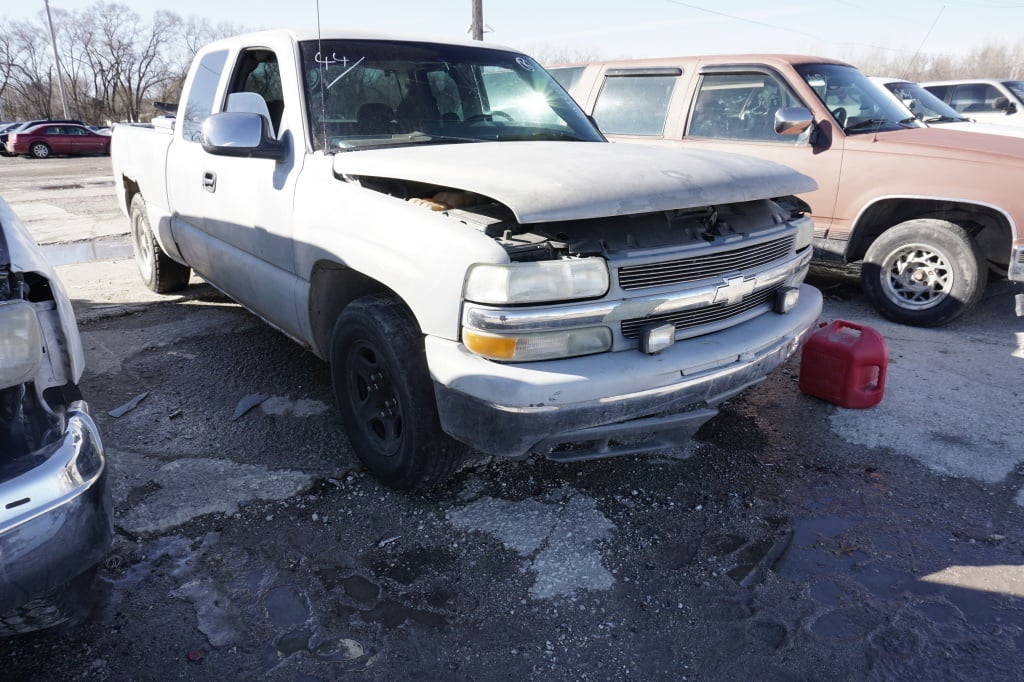 LOT 44 2002 CHEVY SILVERADO 1500 Alandon Tow KCK Online Auto Auction