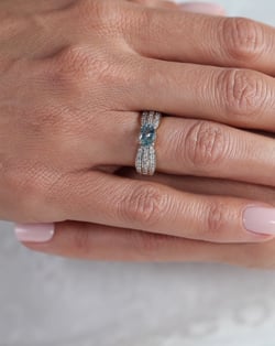 Vidéo: Bague Or Blanc Aigue-Marine et diamants 2.89grs