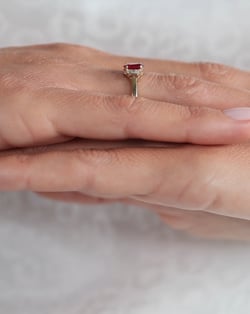 Vidéo: Bague Or Jaune Rubis et diamants 1.99grs
