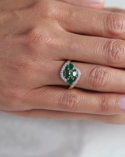 Vidéo: Bague Or Blanc Emeraude et diamants 2.91grs