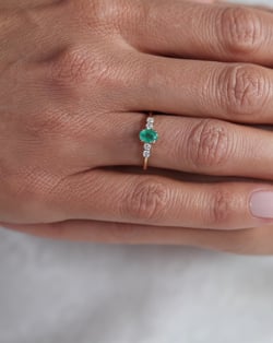 Vidéo: Bague Or Jaune Emeraude et diamants 1.6grs