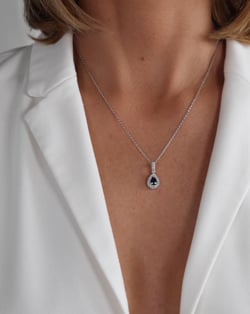 Vidéo: Collier Pendentif Or Blanc Saphir et Diamants Chaine Or incluse 1.55grs