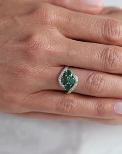 Vidéo: Bague Emeraude et diamants sur Argent 925 2.91grs