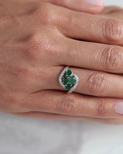 Vidéo: Bague Or Jaune Emeraude et diamants 2.91grs