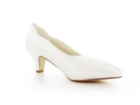 Beatrice der klassische Brautschuh aus der White Lady Kollektion ist aus hochwertigem einf&amp;auml;rbbarem Satin gefertigt und zeichnet sich durch &amp;uuml;berragende&amp;hellip;