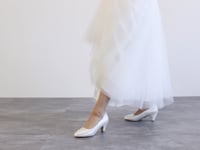 Beatrice der klassische Brautschuh aus der White Lady Kollektion ist aus hochwertigem einf&amp;auml;rbbarem Satin gefertigt und zeichnet sich durch &amp;uuml;berragende&amp;hellip;