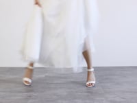 Langsam aber sicher kommt auch der Trend von Paris und New York zu uns - offene Schuhe. Das offene Design des Brautschuhs aus der White Lady Kollektion verleiht&amp;hellip;
