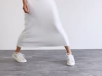 Der champagnerfarbene Glitter setzt zum Brautoutfit einen Akzent, w&amp;auml;hrend die &amp;uuml;berzogene Spitze dem Ganzen einen Hauch Eleganz verleiht. Mit diesem bequemen&amp;hellip;