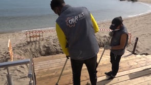 Joves de l'Okup'Alt fan tasques de manteniment i neteja al Passeig d'Empúries