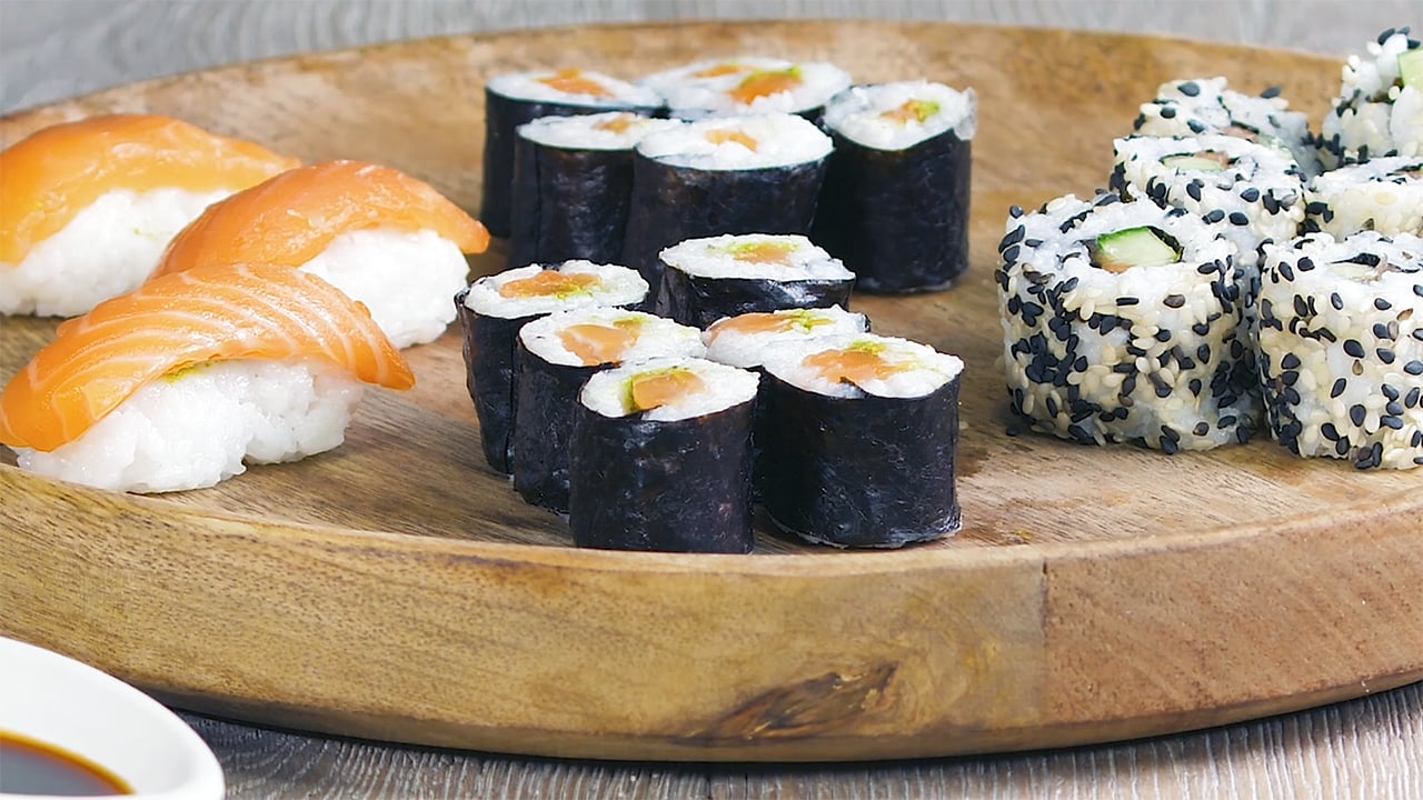 Sushi Roller Set mit 8 Formen für Sushi-Reisrollen einfaches Sushi Maker Zubehör mit Sushi Matte aus Bambus 15-in-1 Sushi Maker Set perfektes Sushi Zubehör 