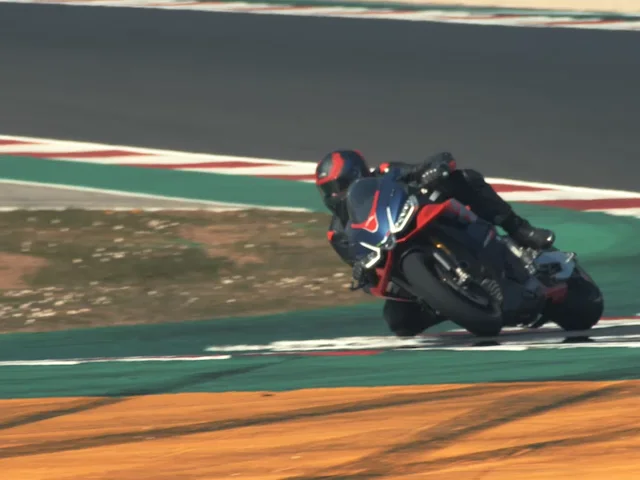 Aprilia_RSV4_1100_Factory_2021_Hero_Mobile_low.mp4