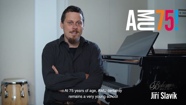 Kontrabasista Jiří Slavík žil bezmála čtrnáct let v zahraniční, přesto však je jeho jméno na české jazzové scéně významným pojmem. Nyní působí jako vysokoškolský pedagog na HAMU a JAMU, kde zúročuje své bohaté zkušenosti z Itálie, Anglie, Francie a spolupracuje s předními českými jazzovými soubory. Ve svém videopřání AMU přeje mimo jiné to, aby byla schopná neustále reflektovat mladý svět, který má a bude mít velký dopad na uměleckou činnost pedagogů.
