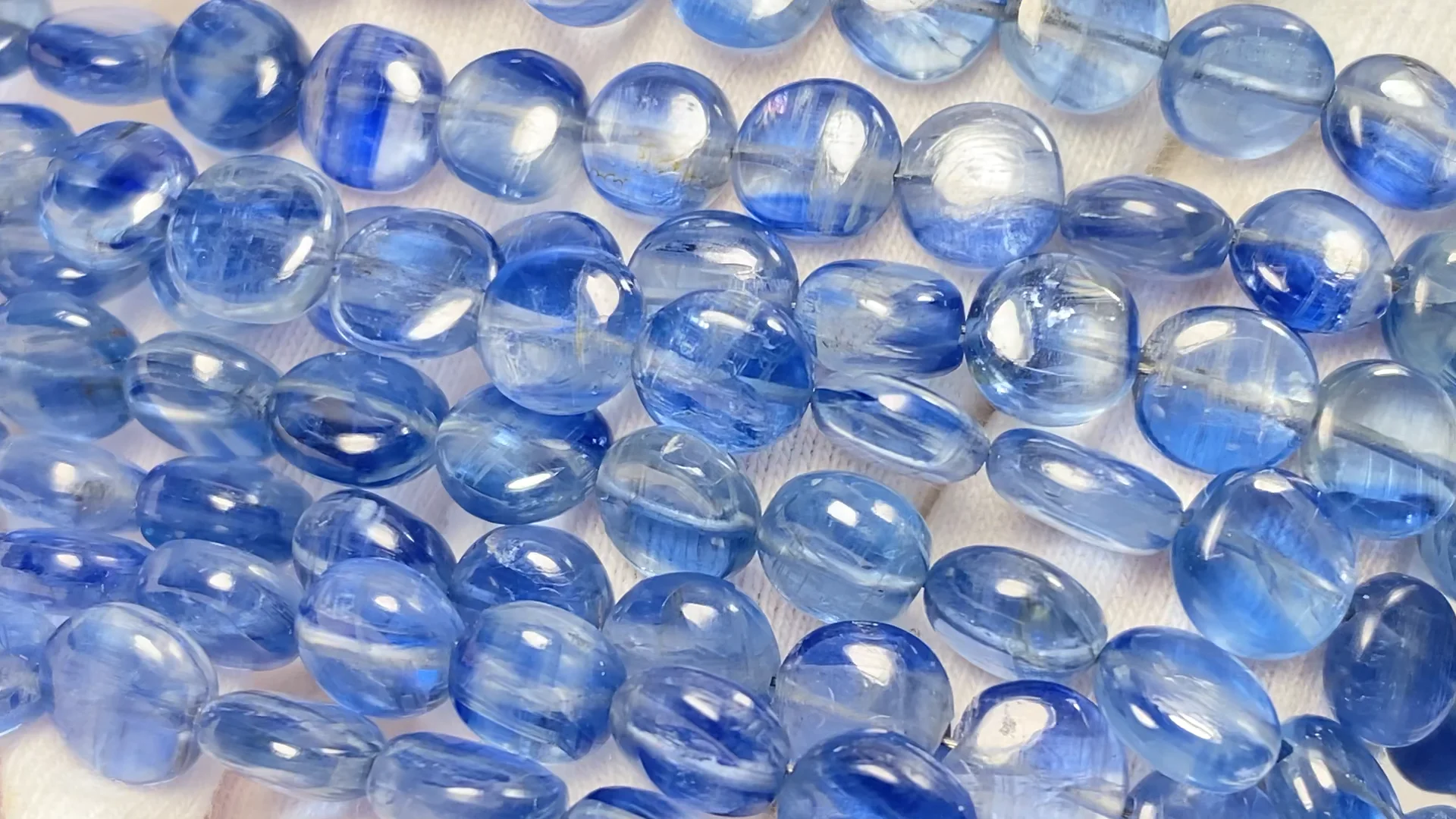 綺麗だな！こうのすけがパワー込めるカイヤナイトさん！ 楽天市場】カイヤナイト ブレスレット 7.4mm 17cm 最高級 カヤナイト