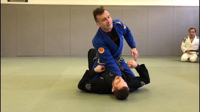 Omoplata en montée quand l'adversaire défend la clé de bras