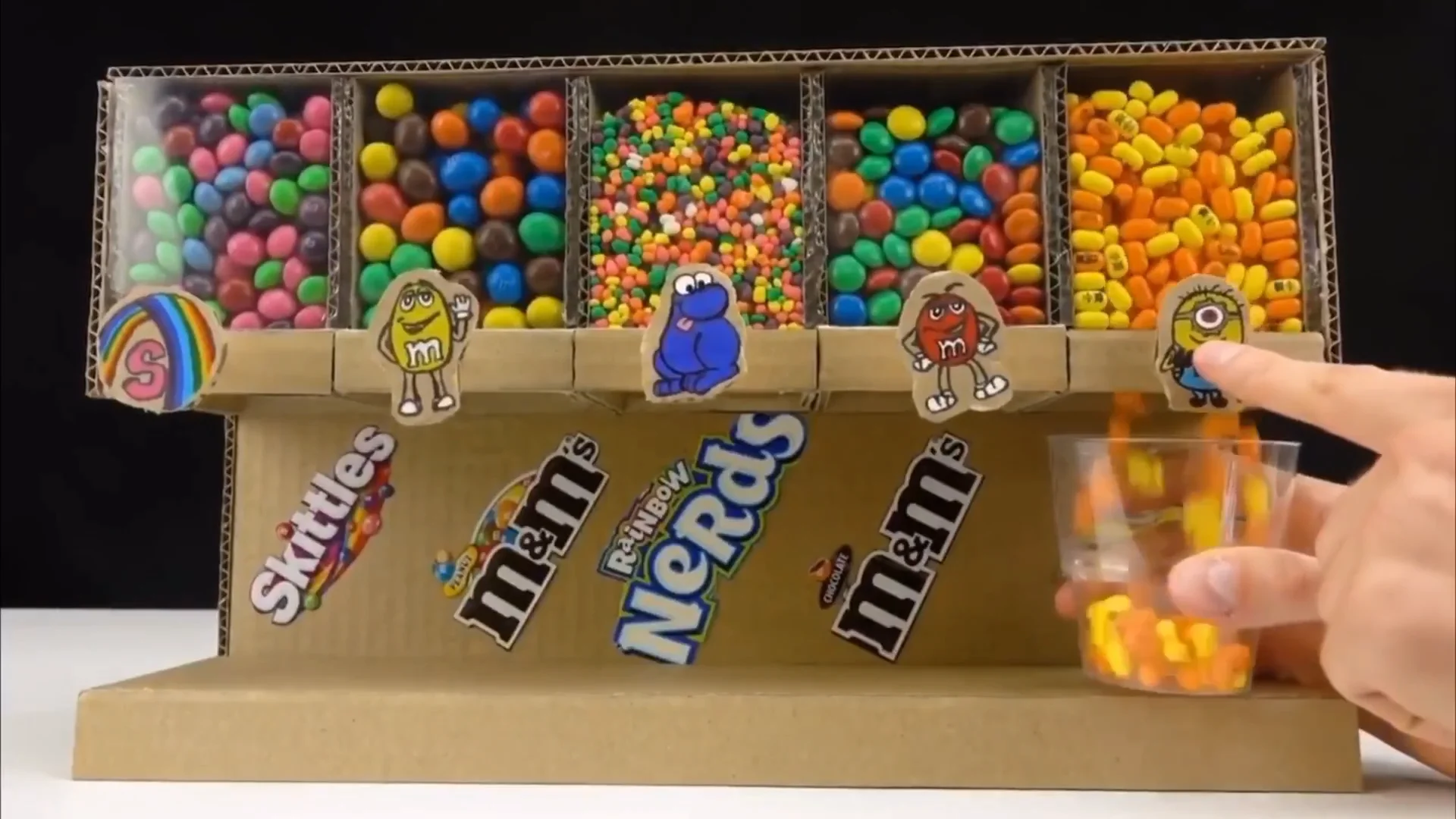 Автомат для конфет из бумаги. Игрушка "автомат". Автомат для конфет из бумаги. Игровой автомат из картона. Автомат из коробки для конфет.