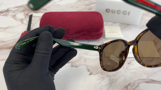 Gucci Sunglasses Women display picture 3