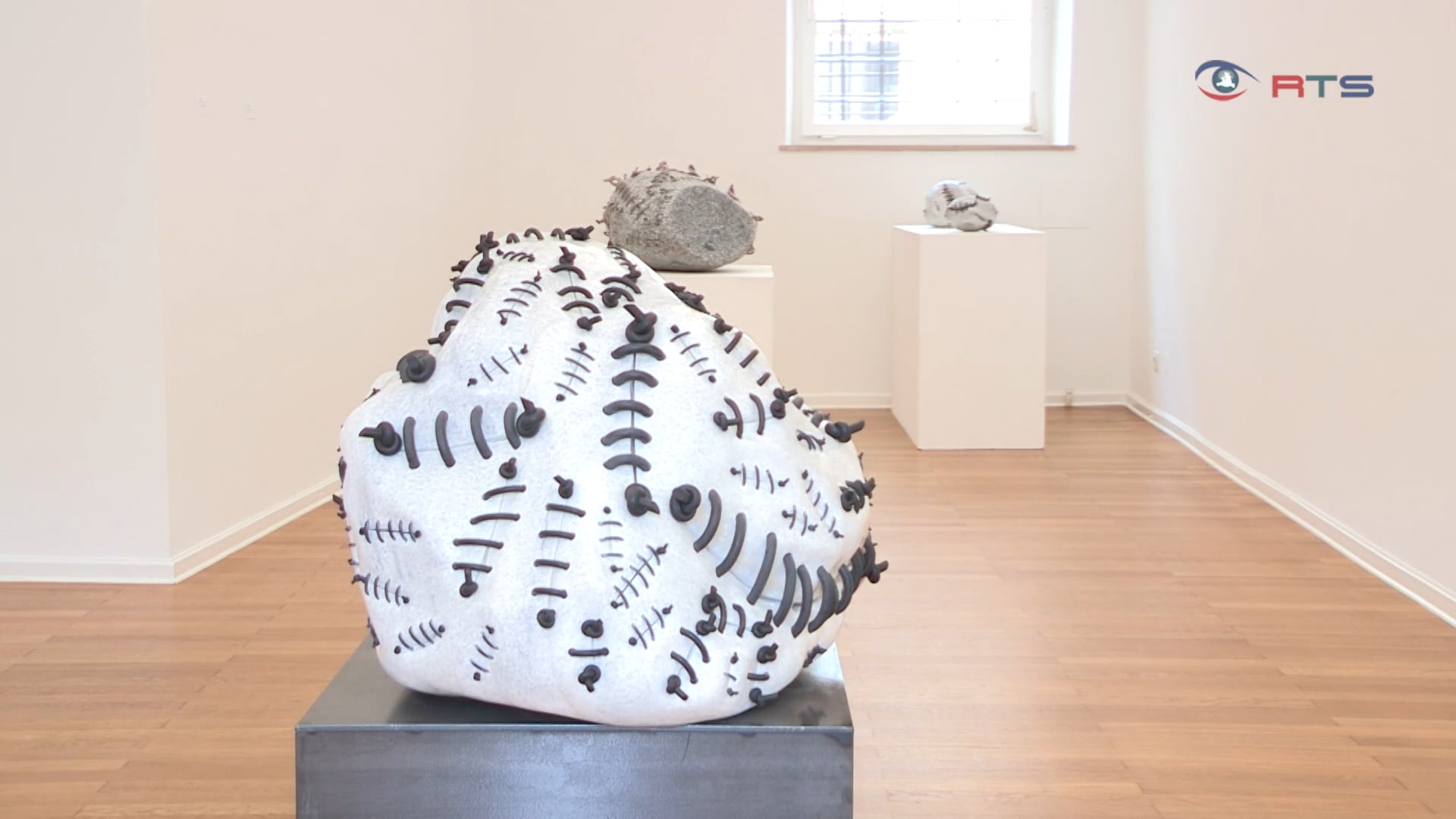 vom-zerstueckelten-jesus-zum-verwundeten-stein-die-neue-ausstellung-von-michael-kos
