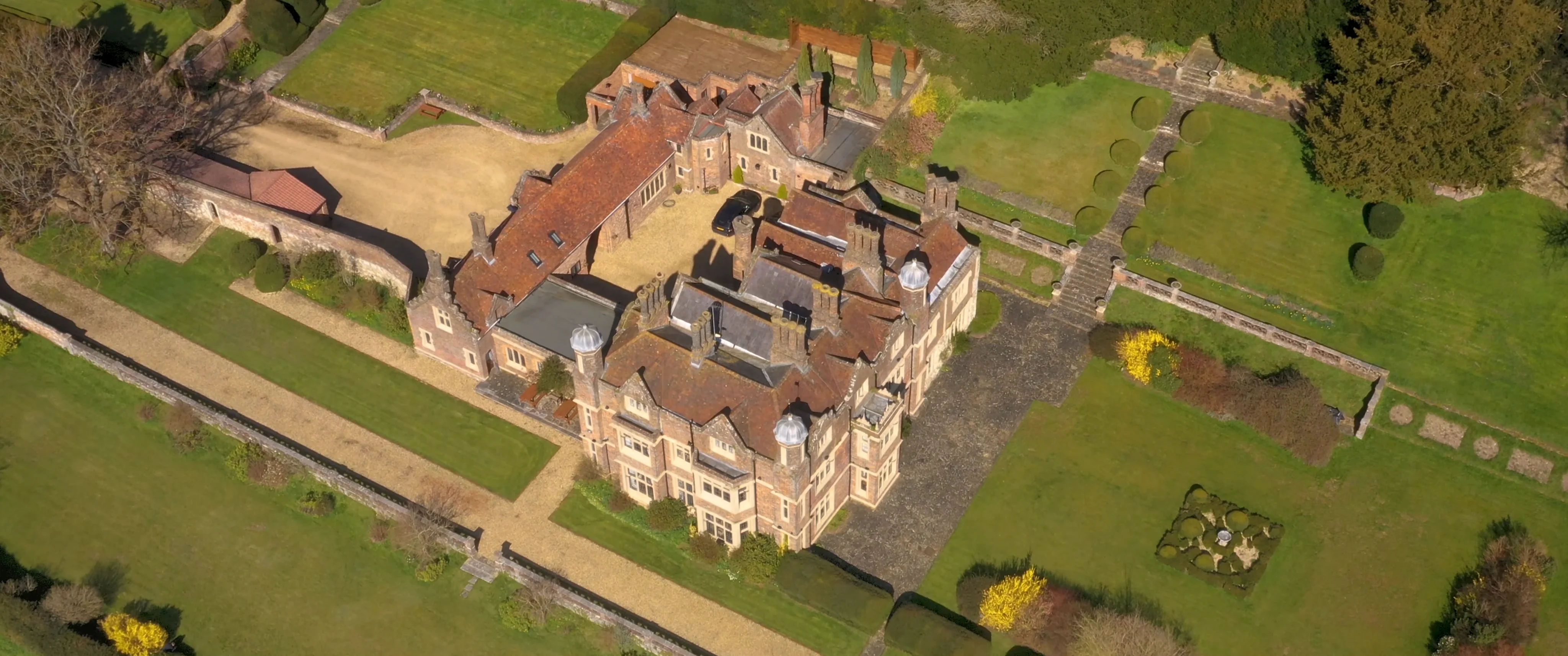 MARKYATE CELL Fine & Country on Vimeo