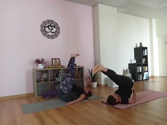 Viparita Karani, con y sin apoyos.