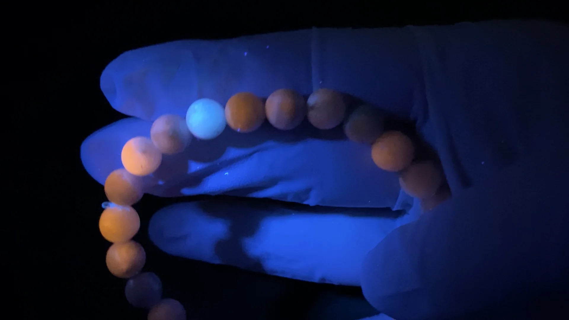 動画】【1点もの】パキスタン産ハックマナイト ラウンド7mm 1連(ブレス