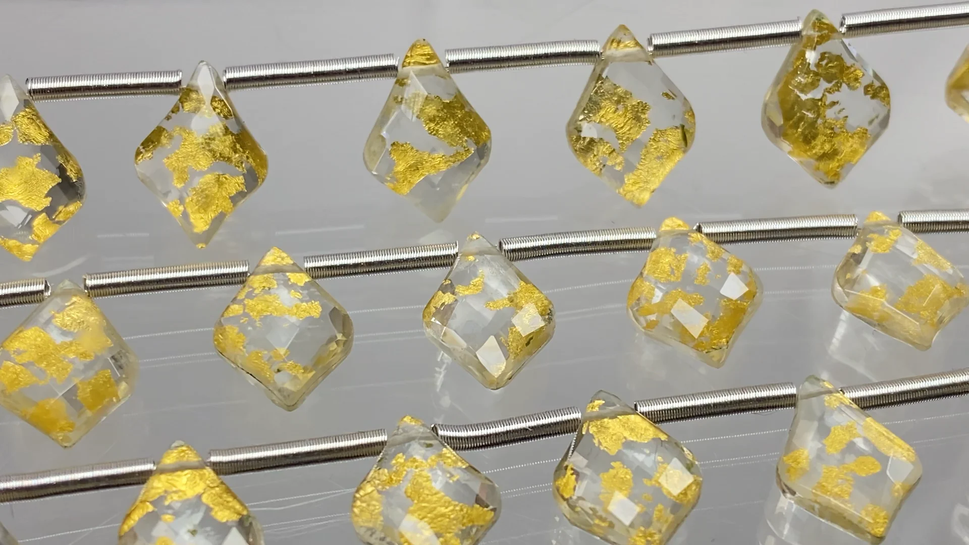 金箔入りクリスタル（ブラジル産） 変形ペアシェイプカット10×7mm 1連