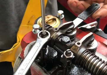Setting the valve clearance of your Volvo with B18 or B20 engine - How