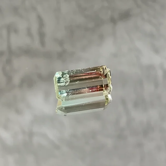 M120434 天然バイカラートルマリン0.62ct ステップカット - 各種パーツ