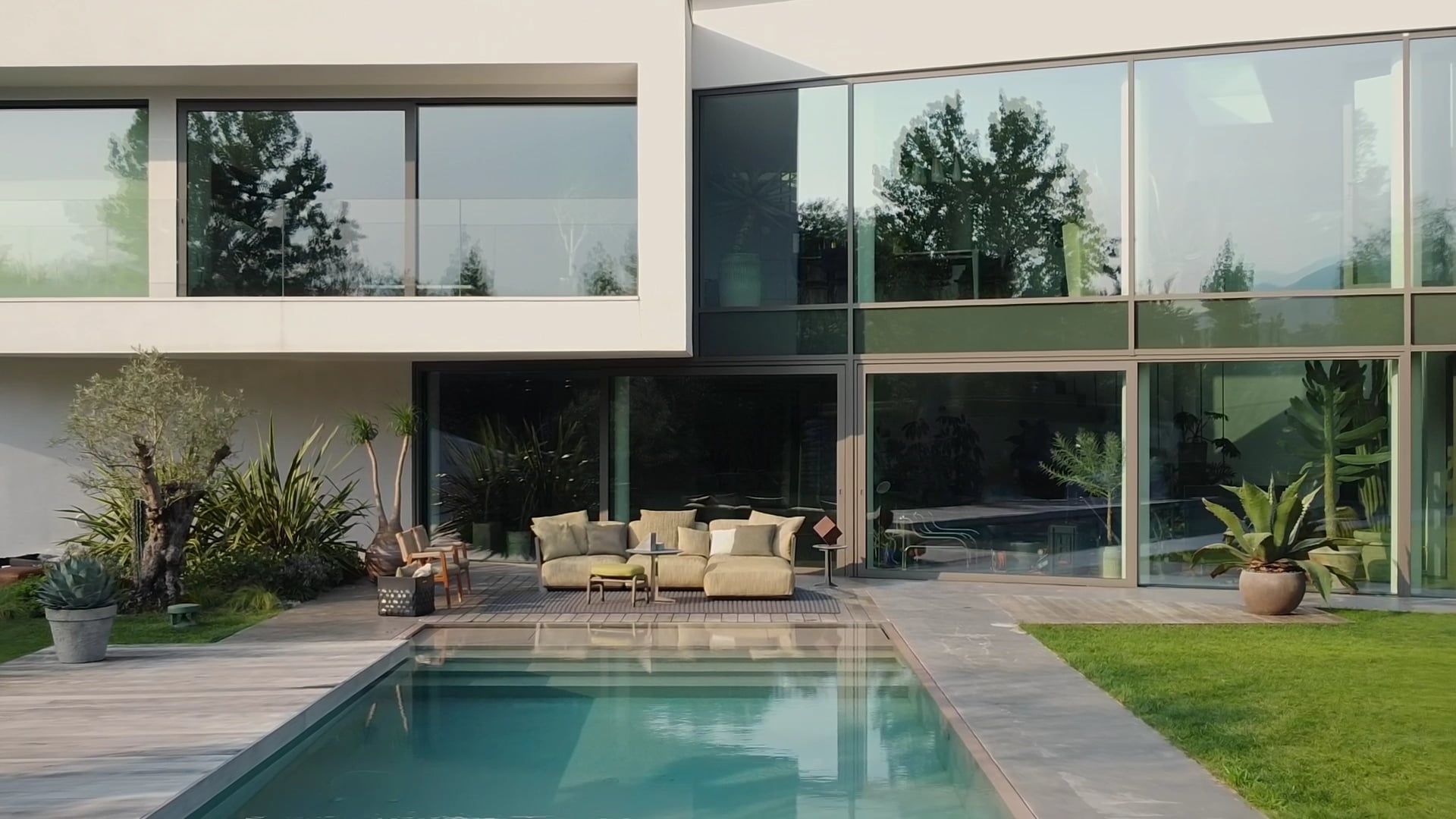 The Flexform WAY OF outdoor living | WHITE & GREEN