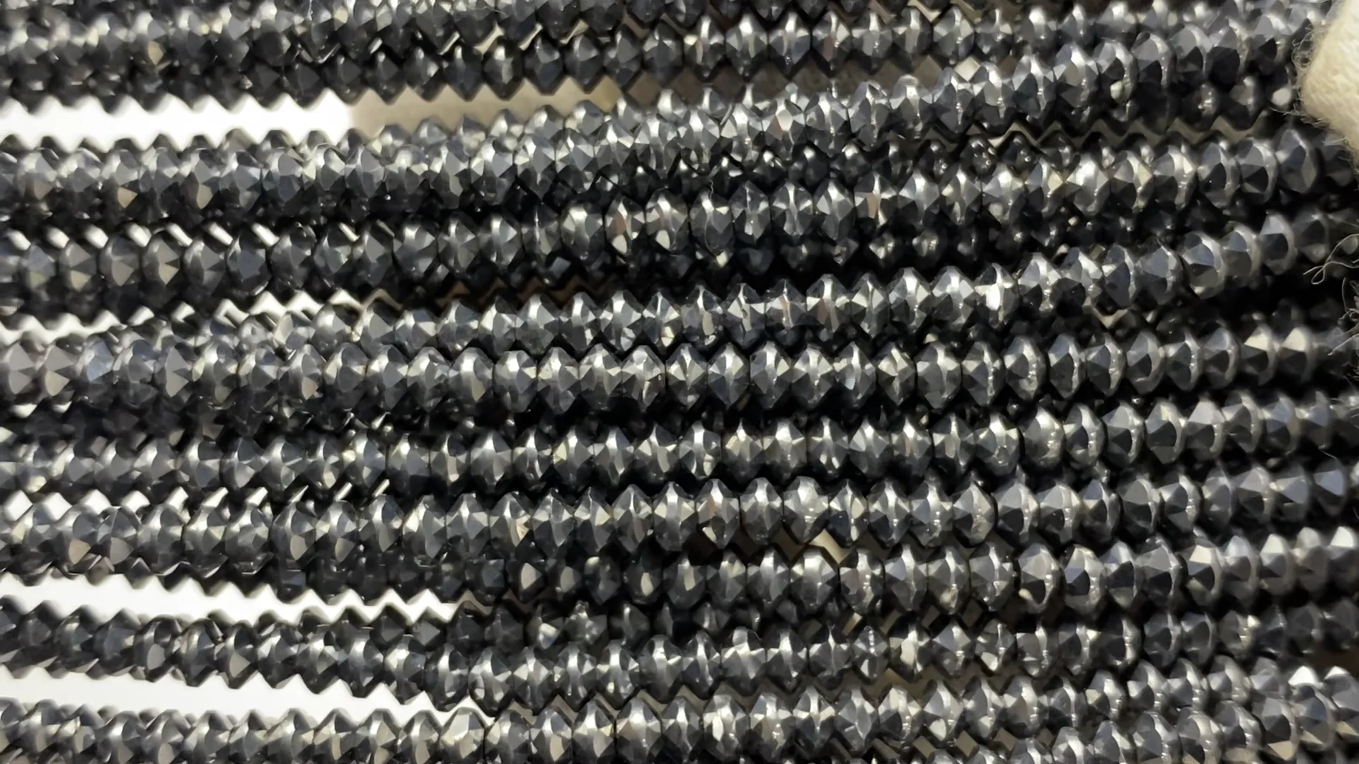 高純度テラヘルツ鉱石 ソロバンカット3×3×2mm 1連(約36cm)【素晴らしい