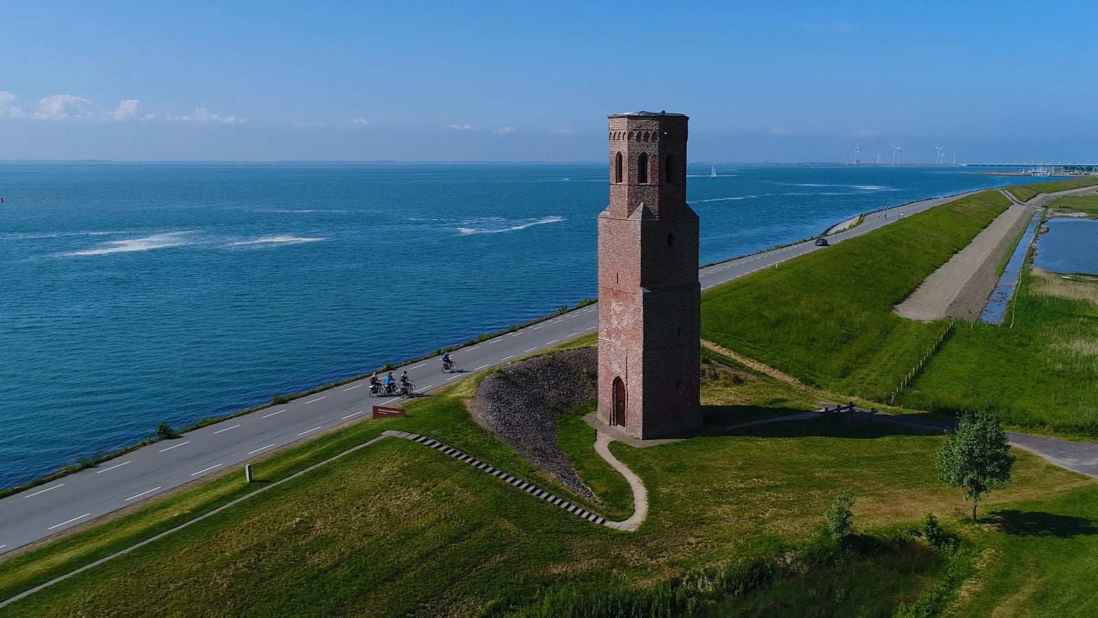 Cet artiste transforme sa plage locale en créant du Land Art sur ses rives