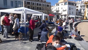 L'Escala torna a viure una diada al carrer, amb llibres i roses