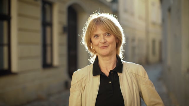 Taťjana Medvecká je divadelní, filmová, dabingová a rozhlasová herečka. Ihned po svém absolutoriu na DAMU se stala členkou činohry Národního divadla v Praze, kde účinkuje dodnes. Energické přání herečka své alma mater posílá z prosluněných pražských ulic, vedoucích k Divadelní fakultě.