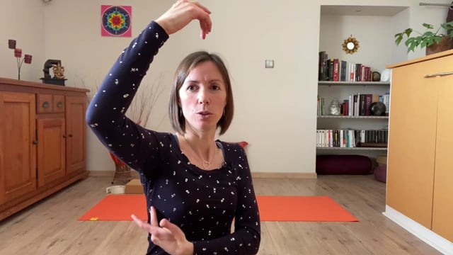 Soulagez les tensions dans vos épaules en associant le Yoga et l'EFT