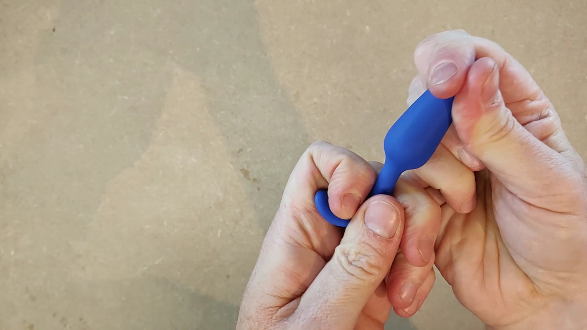 anal plug demonstration 90 肛门插座 Stock Video Footage - 4K and HD Video Clips main image 0