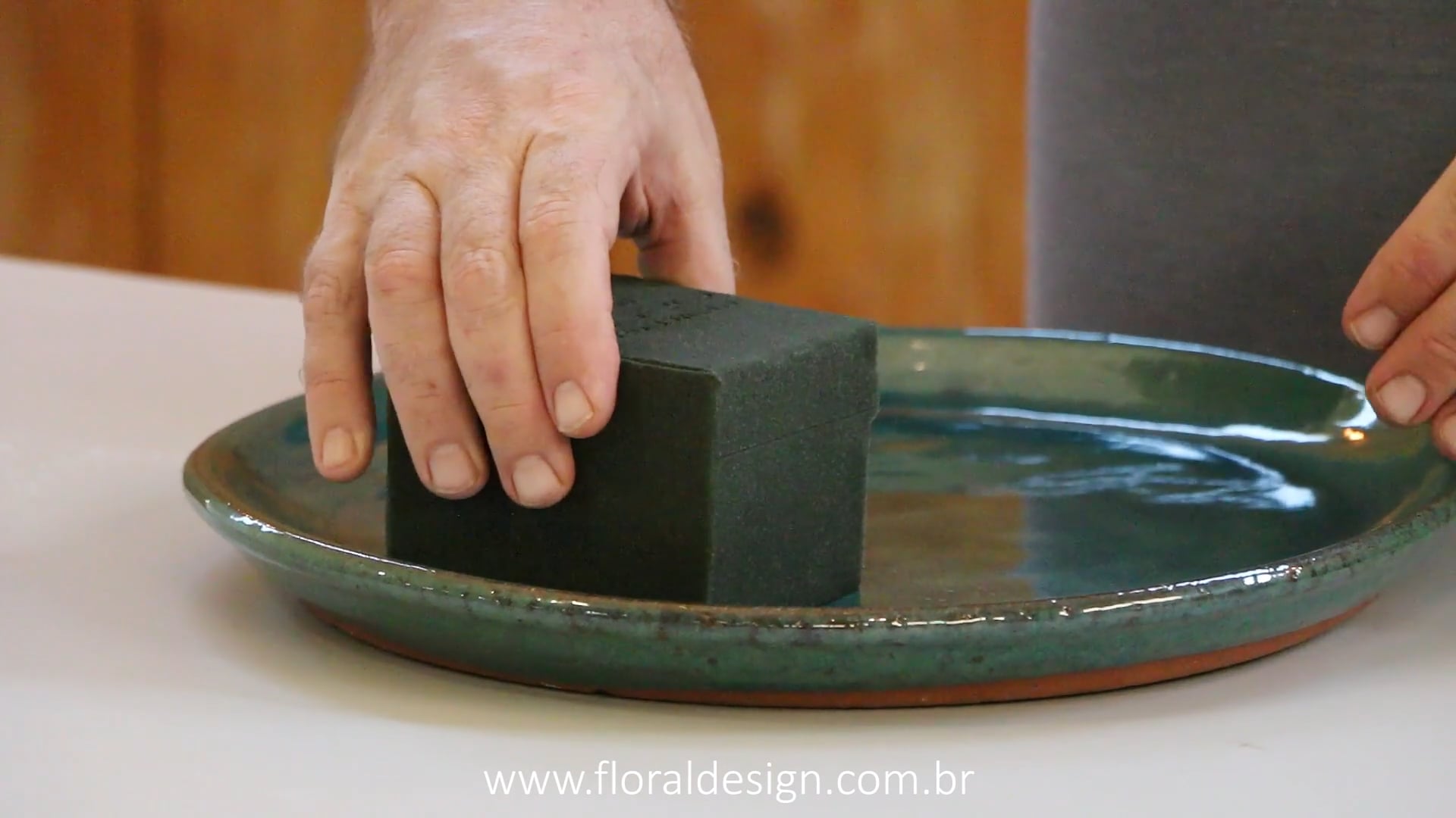 Dica rápida 14 - Como utilizar espuma floral em prato raso.mp4