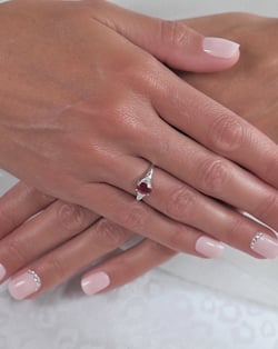 Vidéo: Bague Rubis et diamants sur Argent 925 2grs