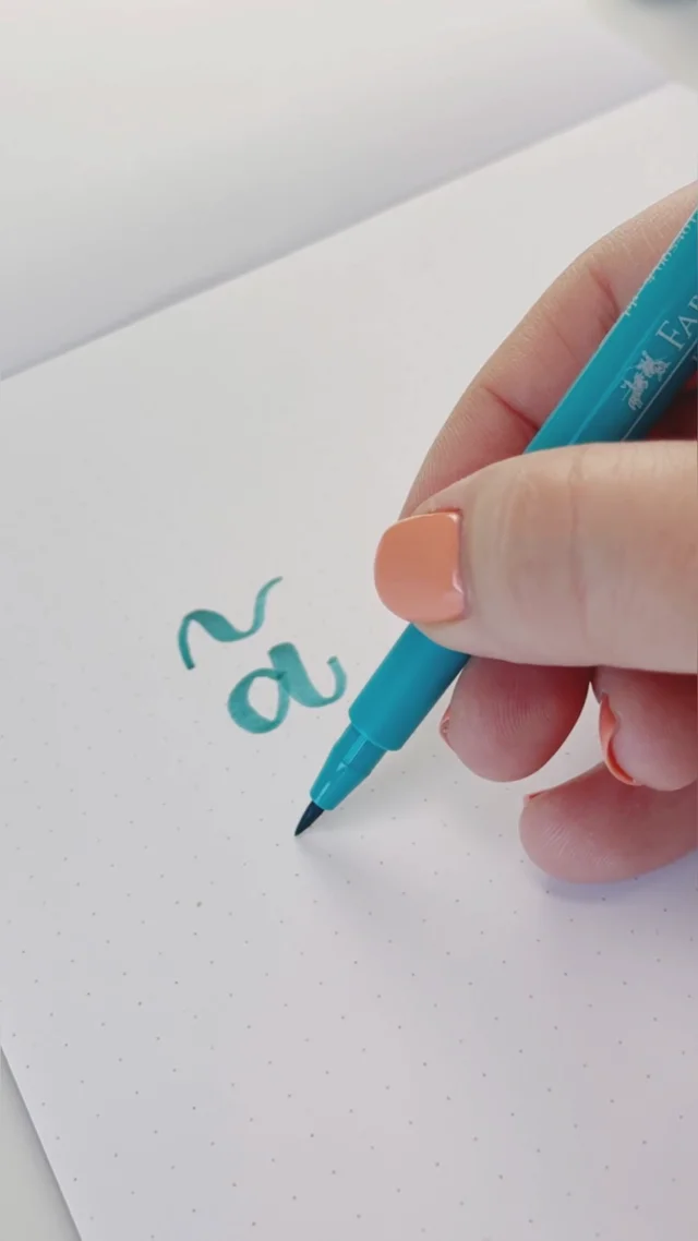 Hand Lettering for Beginners: How to hold a brush pen 