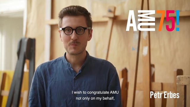 Petr Erbes sdílí v následujícím videu přání, které AMU věnuje celá tvůrčí skupina 8 lidí. Tu tvoří režiséři, dramaturgové a scénografové Katedry alternativního a loutkového divadla DAMU, kteří se potkali během svých studií v roce 2014.