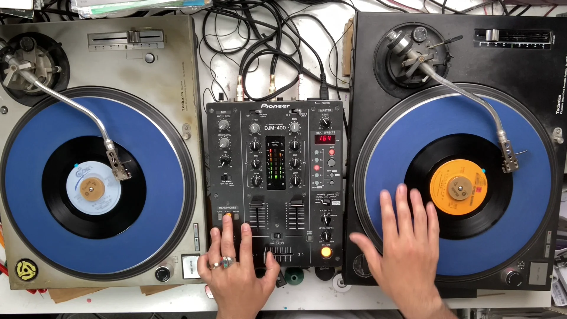 DJ動画】エサ箱の安レコでミックスチャレンジしてみた – Bee's