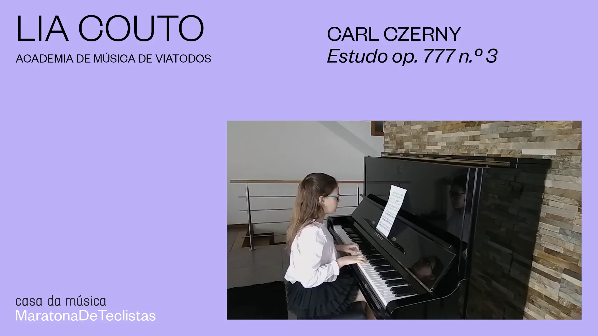 Aula de música piano pela internet em casa. estudar online