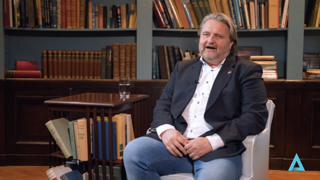 Wat is de functie van geld in ons economische systeem?