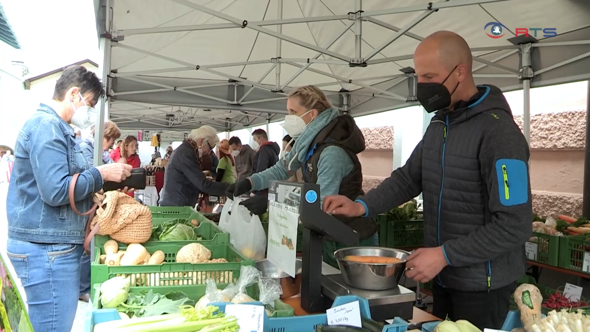 ein-wochenmarkt-wandert-jeden-samstag-durch-den-tennengau