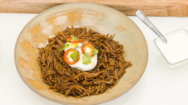 Fideo seco de frijol negro con chilhuacle