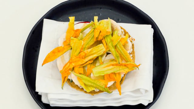 Tostada de requesón, hongos y flor de calabaza