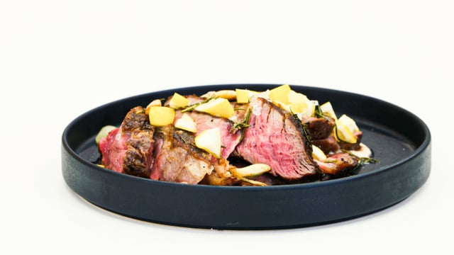 Tomahawk con limones en conserva con crema de papa y chile güero