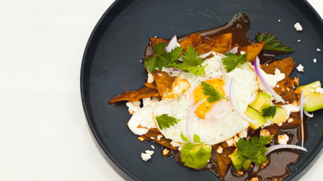 Chilaquiles rojos de guajillo