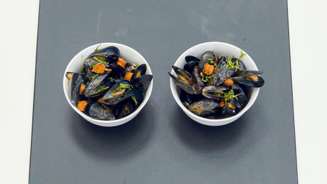 Mejillones negros con chistorra y chilhuacle
